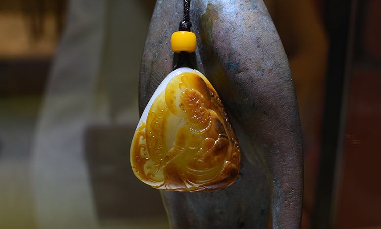 籽料皮色千千萬(wàn)，一色一口價(jià)